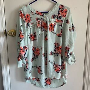 Cute floral blouse that has not been worn much